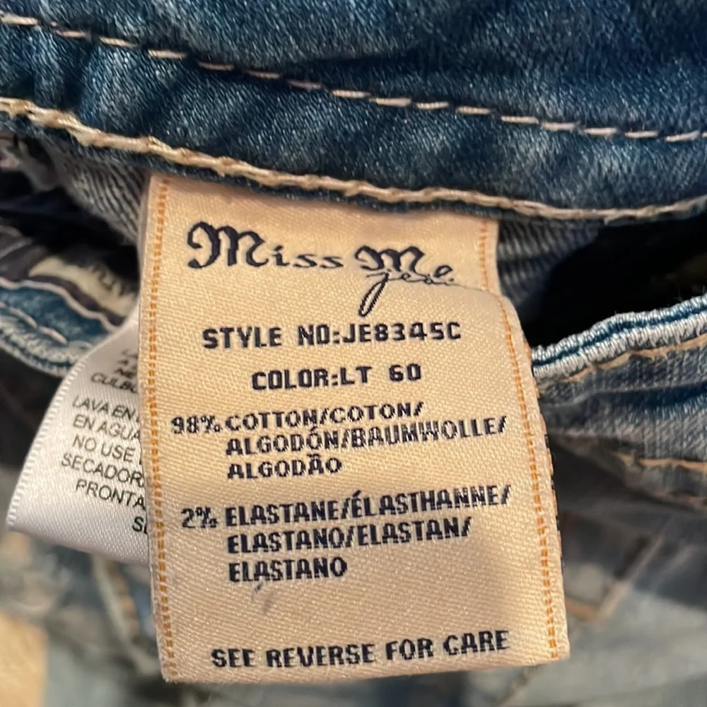 Miss Me Signature Crop Distressed Light Wash Low-Rise Size 29 - Picture 11 of 15